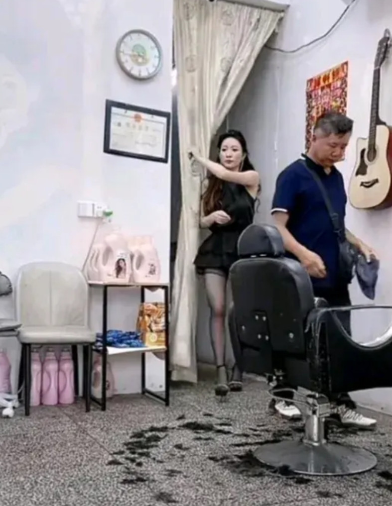 看地面的剪发量，就证明这个理发店的生意好！