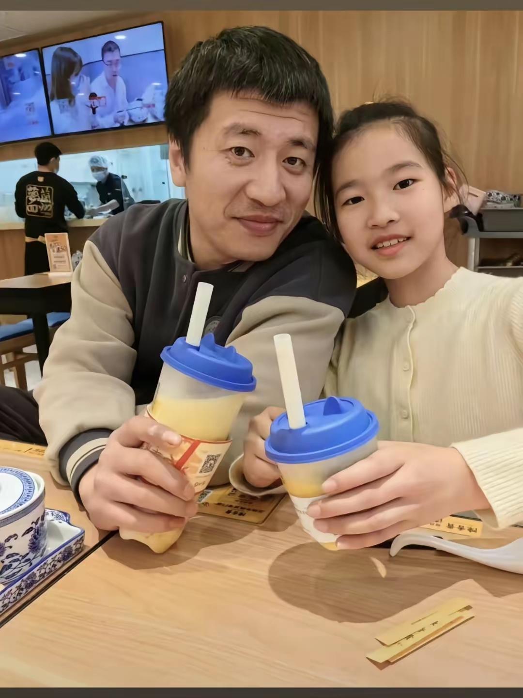 这女儿有幸福又可怜。她的幸福不用说，可怜的是这么好的爸爸这么早就走了，太遗憾了。