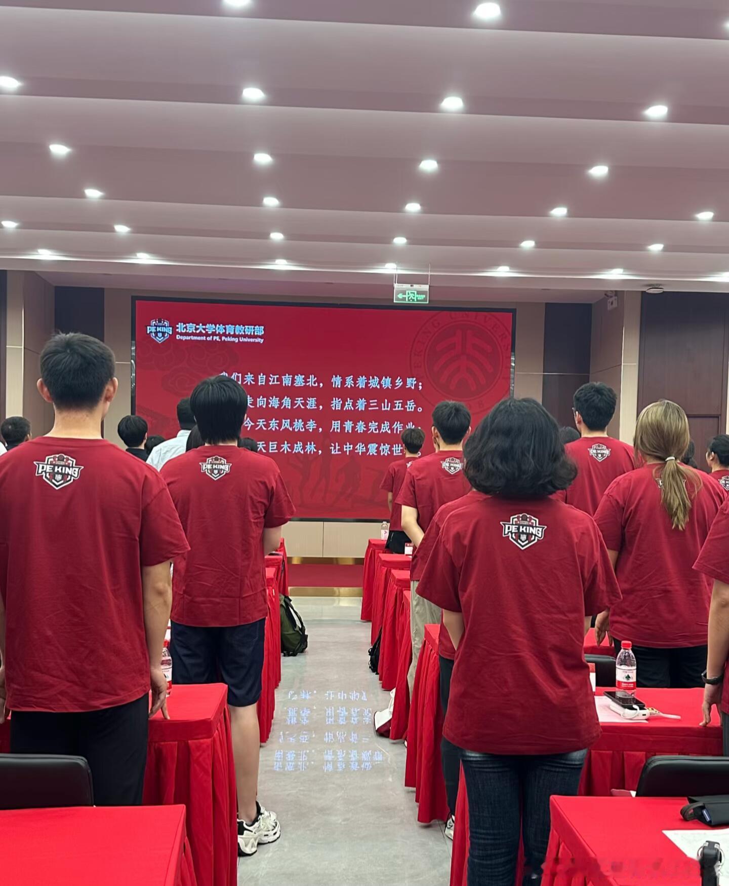 楚钦认真唱歌，这权威的背影[点赞]王楚钦​​​