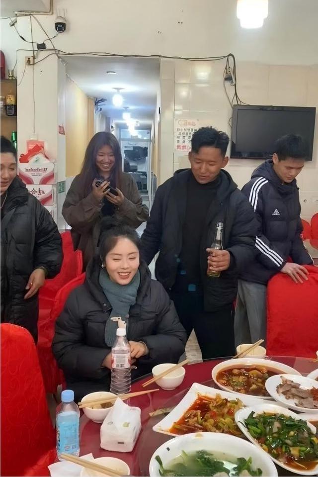 相亲局上的青涩心动，这才是爱情最本真的样子✨长辈组局的相亲饭桌上，女孩低头