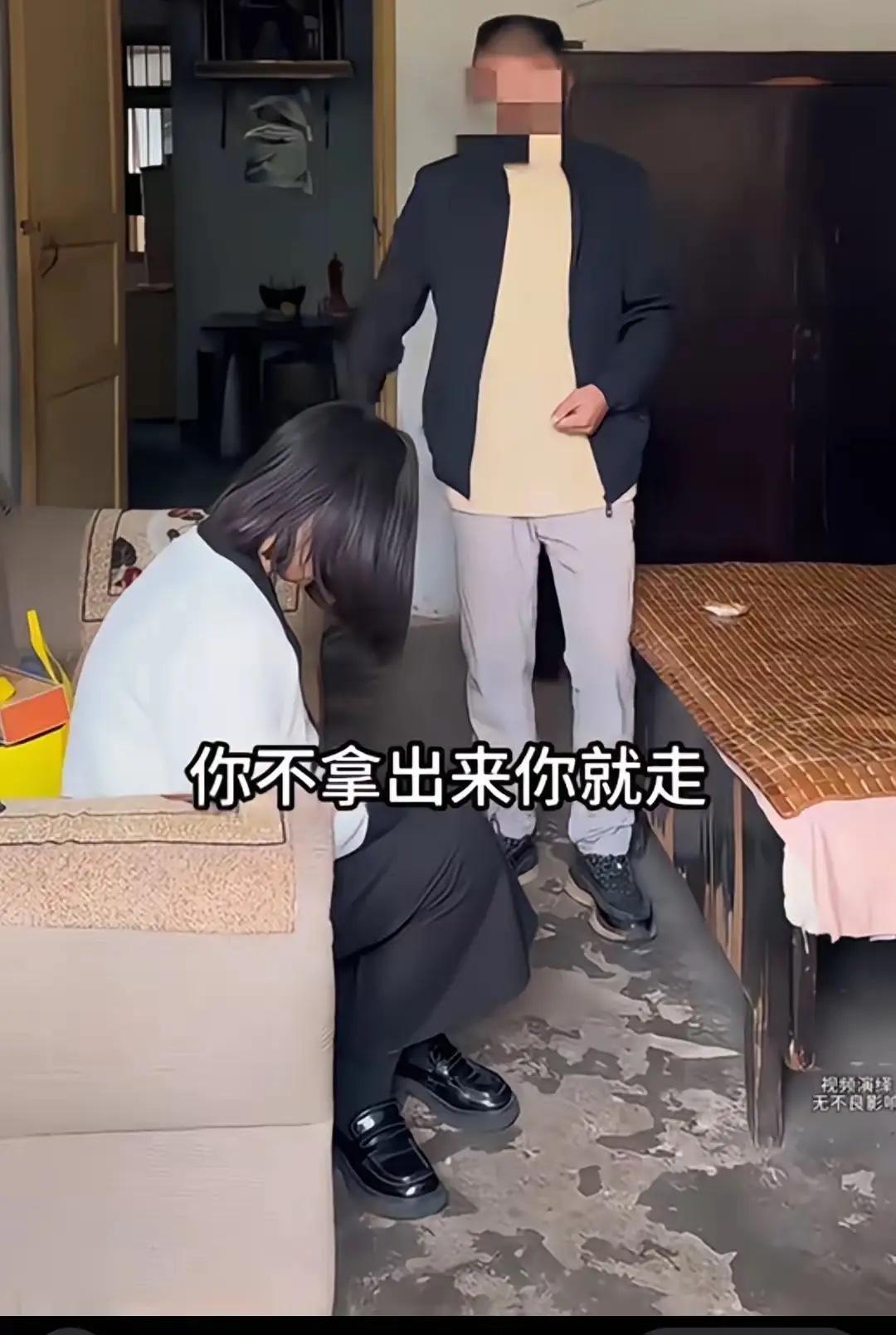 女儿离婚分到30万，父亲让她拿出来给哥哥买房子，遭到女孩的拒绝，父亲说如果不拿出