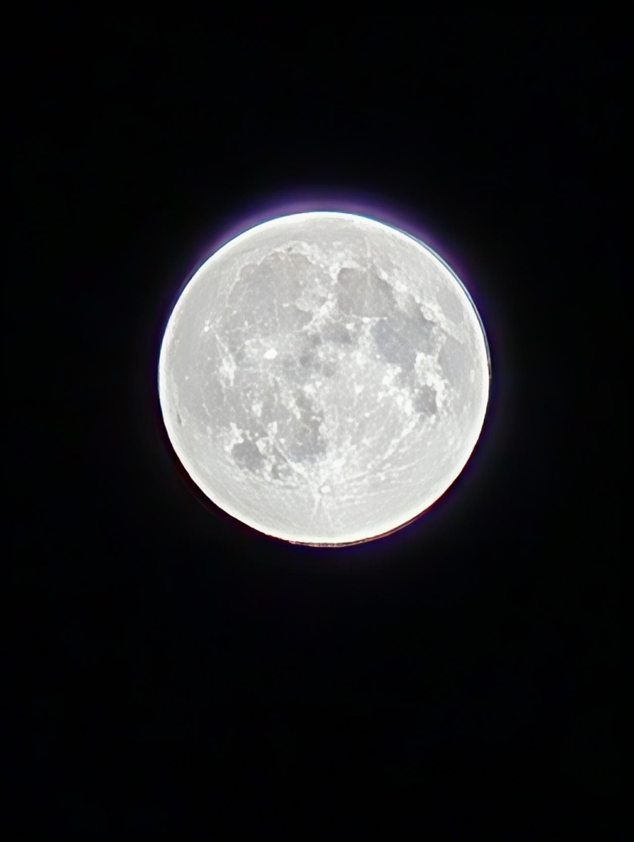刚随手拍了个月亮，依次是小米17ProMax，iPhone17Pro，华为Pur