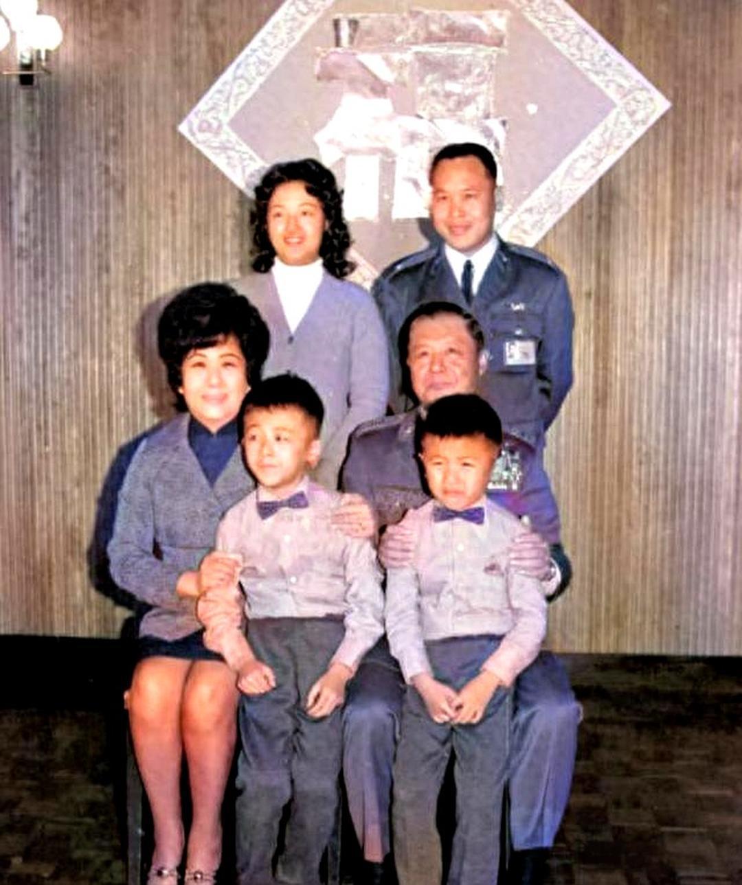 1970年台北，拍下叛徒邵希彦这张全家福，当年他策划驾机叛逃台湾，如愿收获数百两