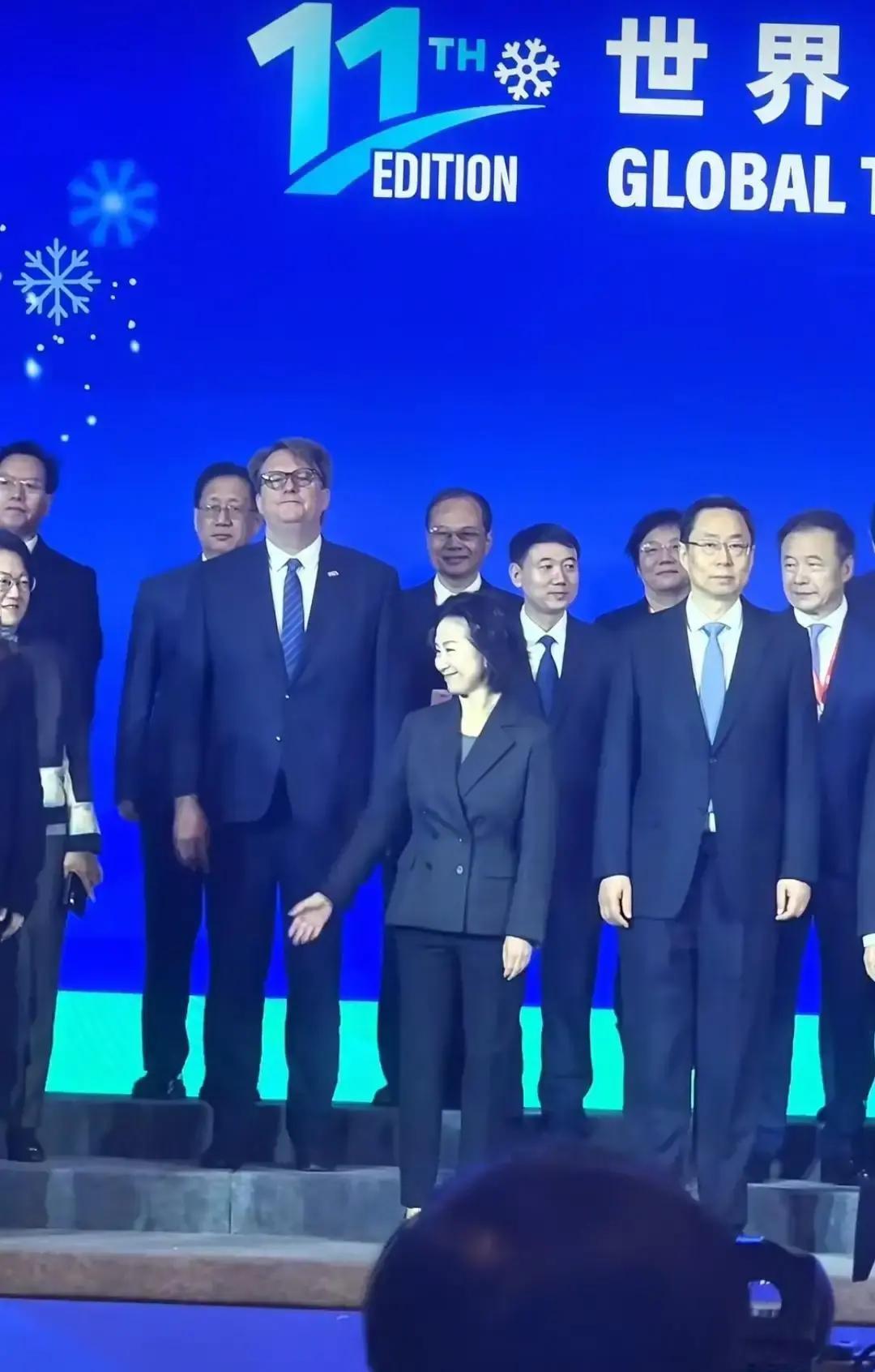 合影时千万别站C位。站了，你就输了。真正的猎物，是席间那个看似边缘、却握有