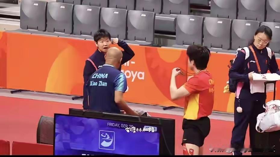 松岛辉空又被莎莎遛着打，莎头3-0晋级混双四强亚运会混双1/4决赛，王楚钦