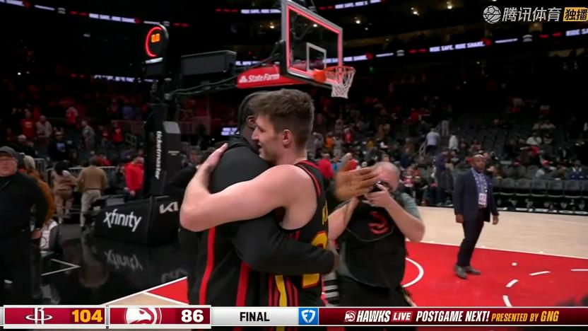 火箭大胜老鹰！杜兰特31+5+4，赛后球员集体致意卡佩拉