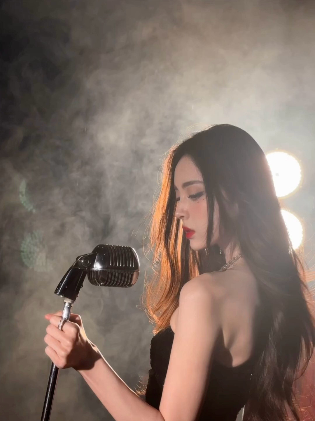 古力娜扎：红唇皮裙，暗夜女王。娜扎