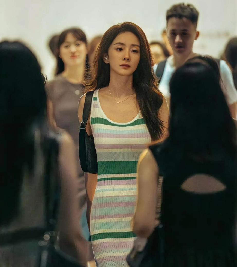 海报炸了。39岁杨幂裹一条条纹裙，腰臀曲线杀疯全网。张艺谋新片《惊蛰无声》镜头