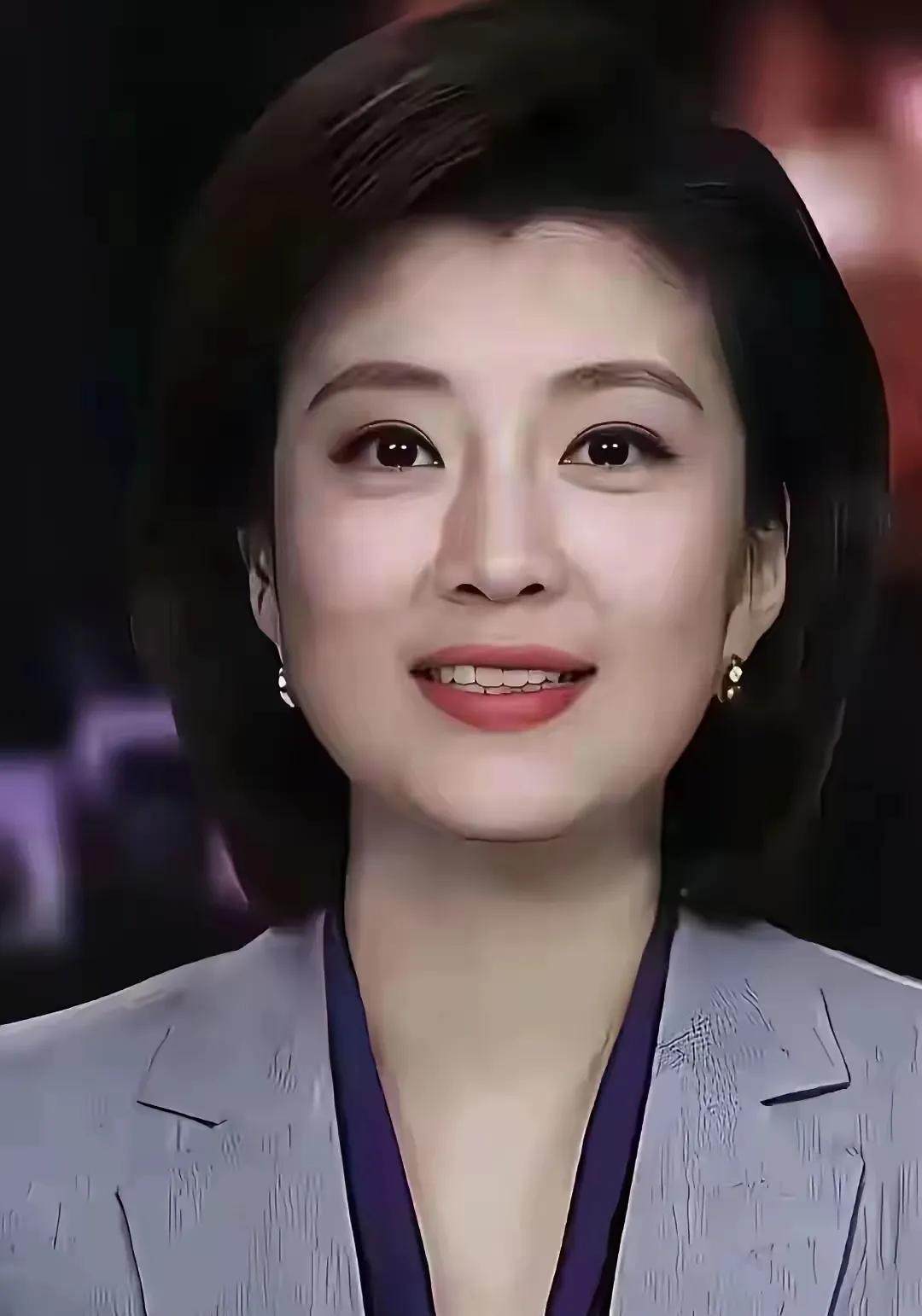 央视又出现了一位大眼睛美女你们认识她吗？她的一颦一笑就像是一副画似的，显得格