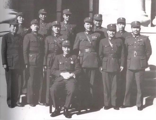 蒋介石最痛苦的不是手下没有猛将，而是真会打仗的全部都是地方派系的将领。这是国民党