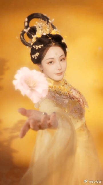 迪丽热巴把花撒到我心坎上迪丽热巴的天女散花太有氛围感了！中秋奇妙游里，舞台布景