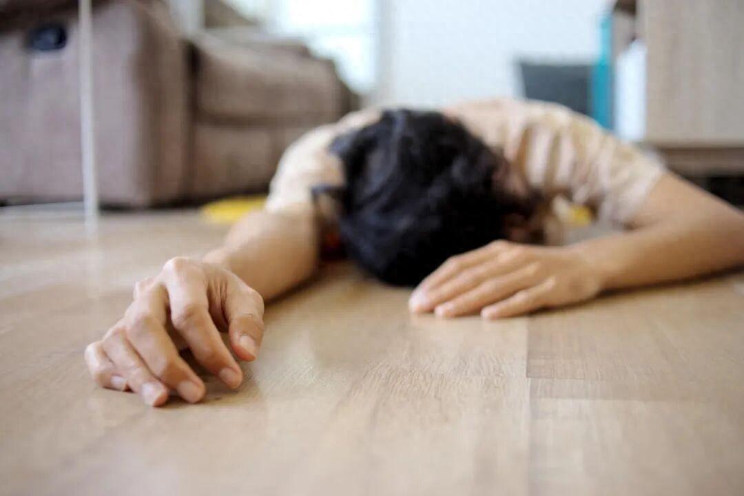 广西,一间普通出租屋内，52岁的男子李某，是一名猪肉摊贩，和女友张某属于同居恋