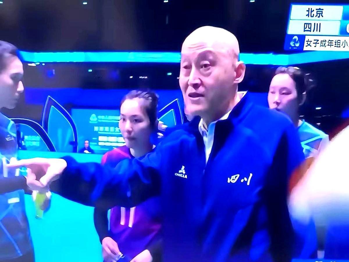 山东女排那帮姑娘，还是那帮姑娘。山东队把拿战术板的人从老公换成了老婆，这
