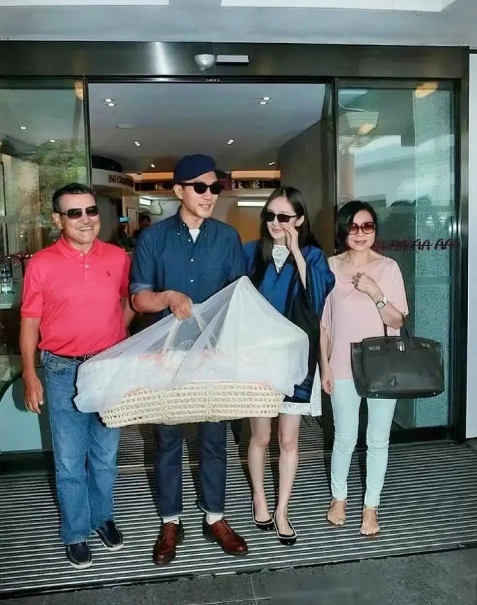 这是杨幂生完孩子出院的照片，当时看着挺惊讶的，剖腹产第三天呀，恢复得太快了！