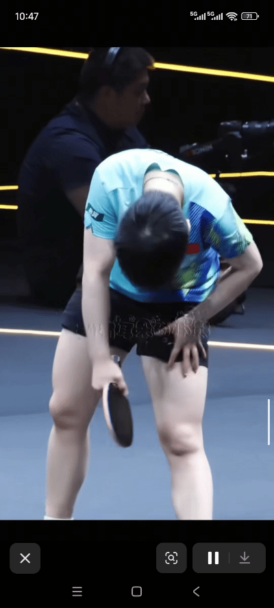 这是孙颖莎赛场照片。比赛中间她低头捶自己大腿，似乎使不上劲，一看状态就不对