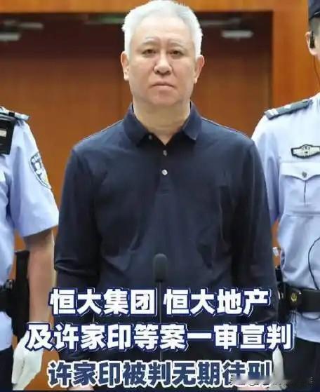 看皮带哥受审照片很多人都注意到两点:一是他的头发和眉毛全都白了，其实这不只是他呆
