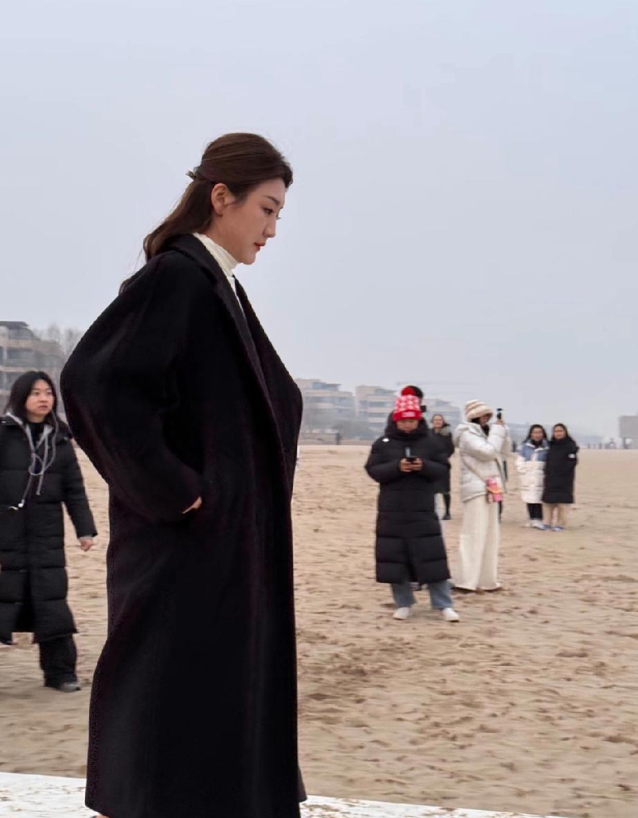 别再学穿搭了。陈梦的直角肩和天鹅颈，秘密藏在训练馆的乒乓球台边。中国奥委会报