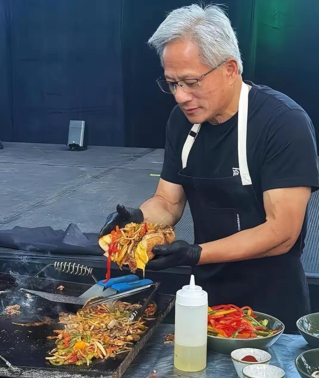 不说黄仁勋能成首富呢，真是有他的道理！看这张图，他手里那盘菜，虽说看不清具体是啥