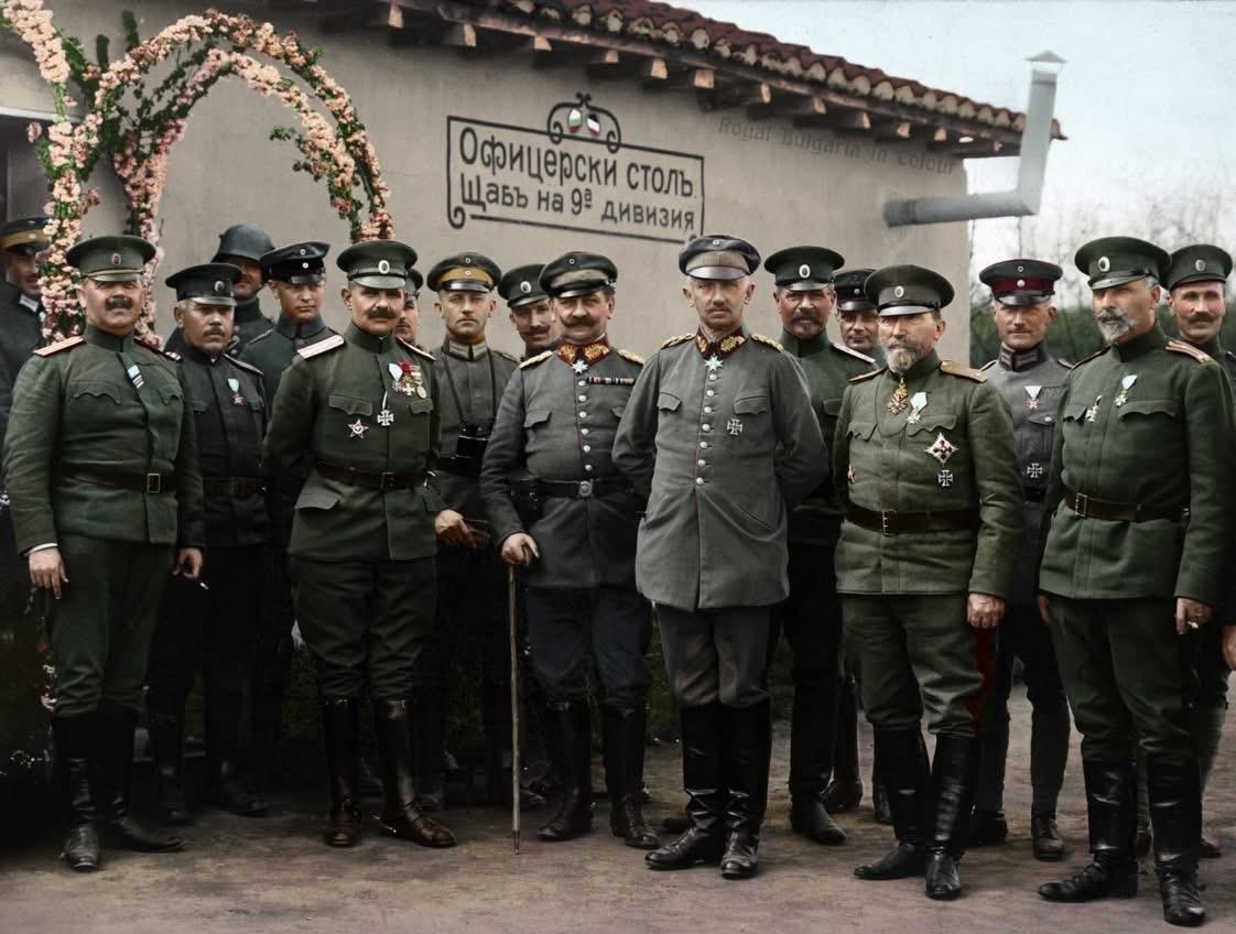 看军装着这是在一战时期，貌似墙壁上的文字是俄文，并排站着的是德、俄两军军官，不符