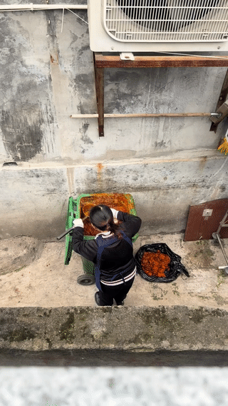 这是在干嘛呢？难道是在捞地沟油？或者是回收火锅底料吗？