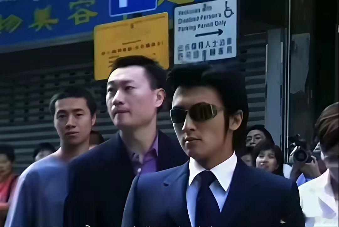 谢贤的魅力真不是盖的，20多年前，谢霆锋因为车祸的事情惹上官司，谢贤夫妇送儿子上