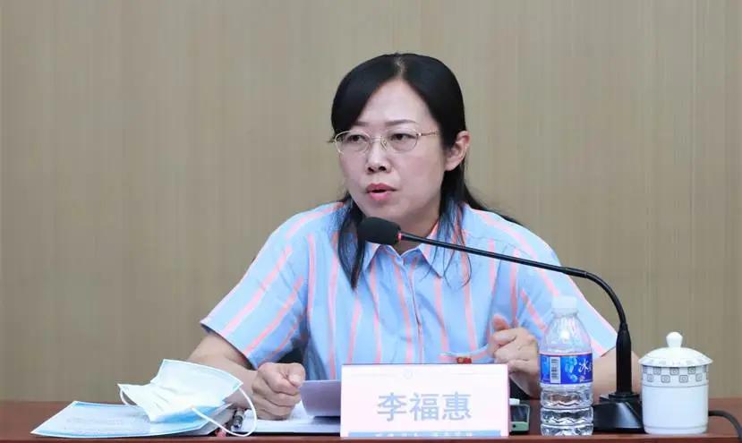 纵观李福惠的仕途履历，极具跳跃性，从一开始的商场工作人员，到成为团干，又先后负责