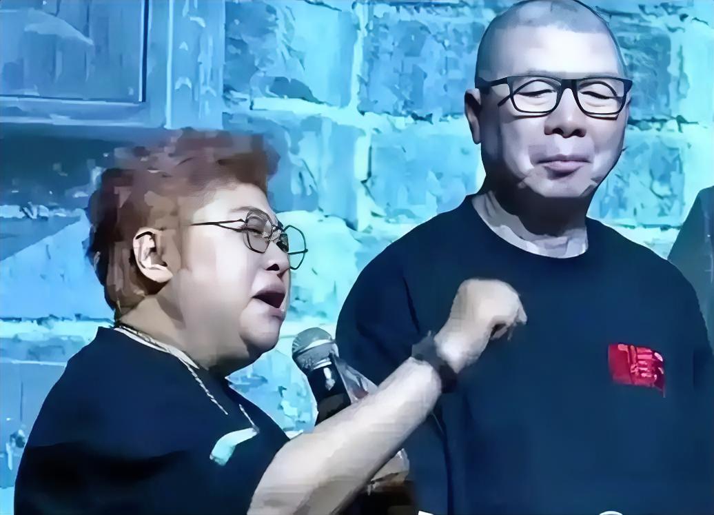 “走个面儿”开动了韩红的“丢面之路”。网络上韩红各种负面历史采访切片蜂拥而至。