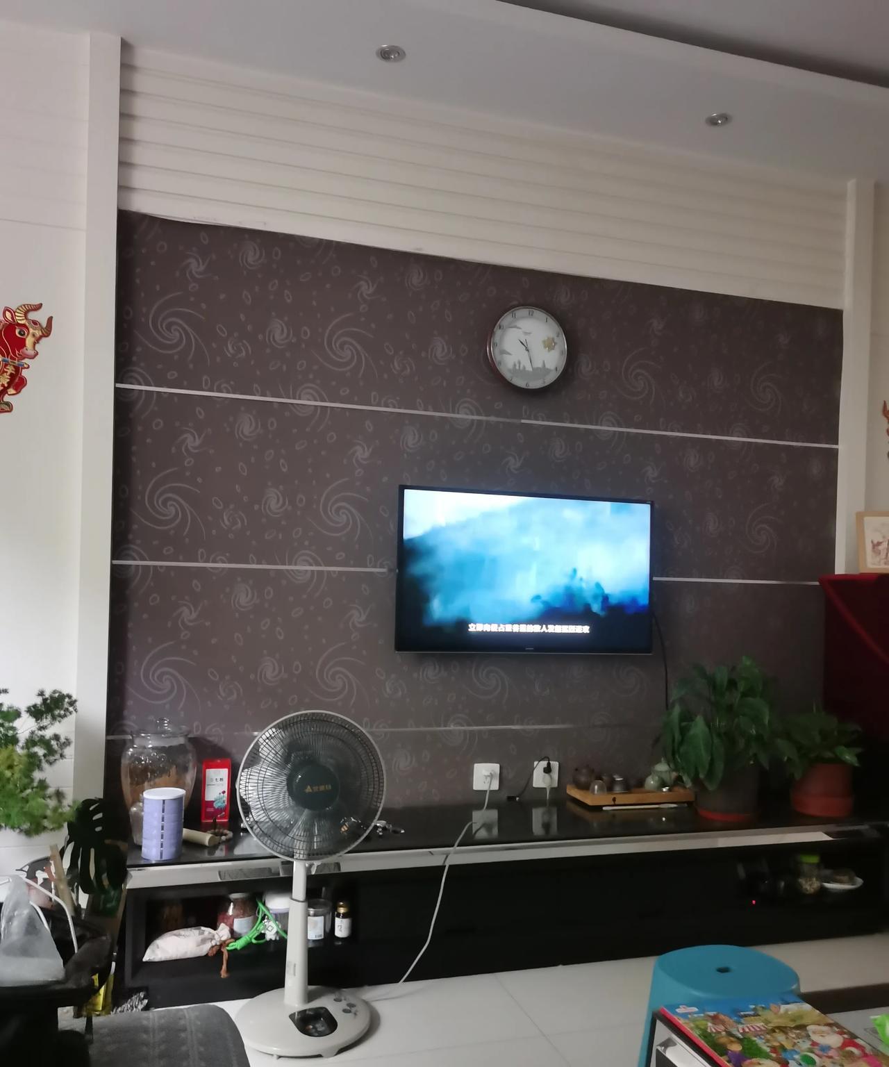 去年夏天开过一次客厅的电视机。今天天气又闷又热，在客厅坐着，开着空调，忽然发现这
