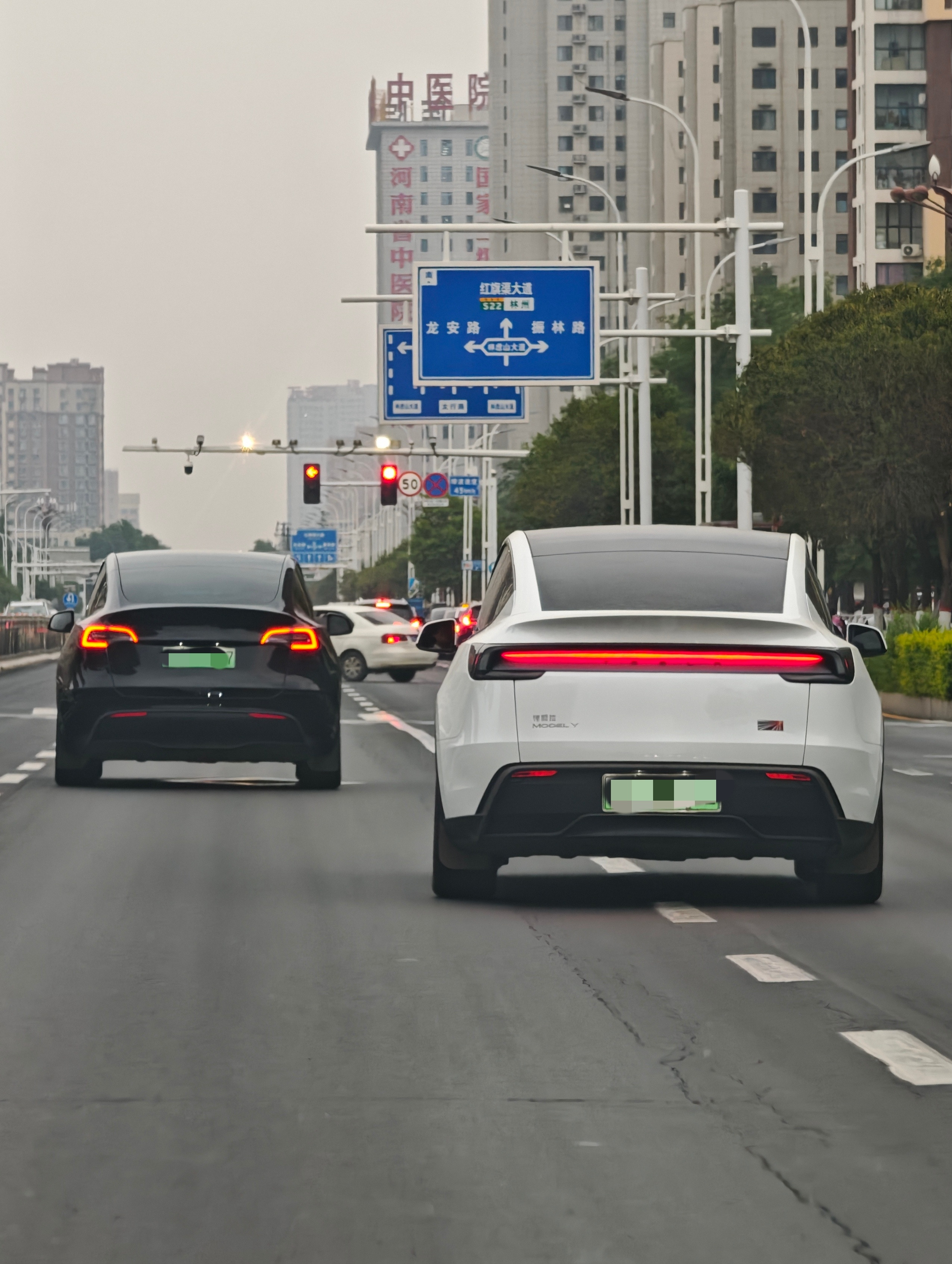 新老ModelY同框，哪个尾灯更好看？​​​