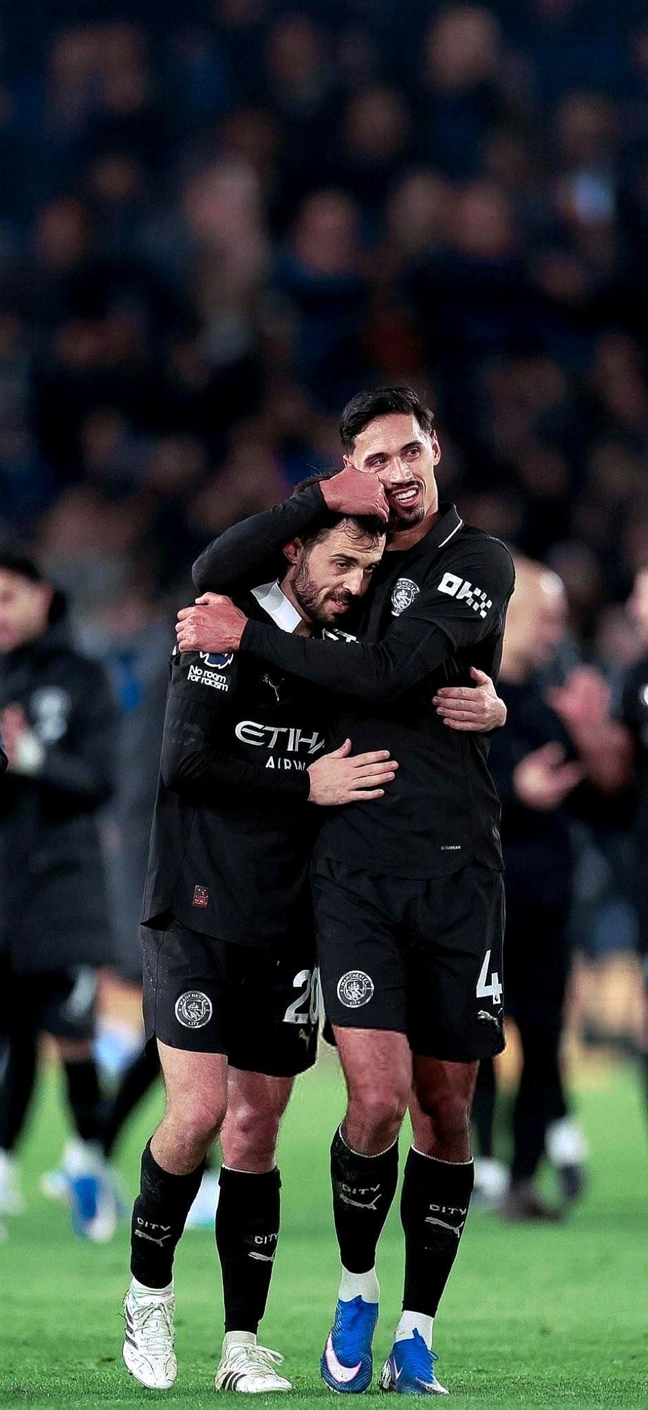 瓜迪奥拉把曼城队长袖标重重拍在一个1米73的葡萄牙人胸口，满更衣室身价上亿的巨星