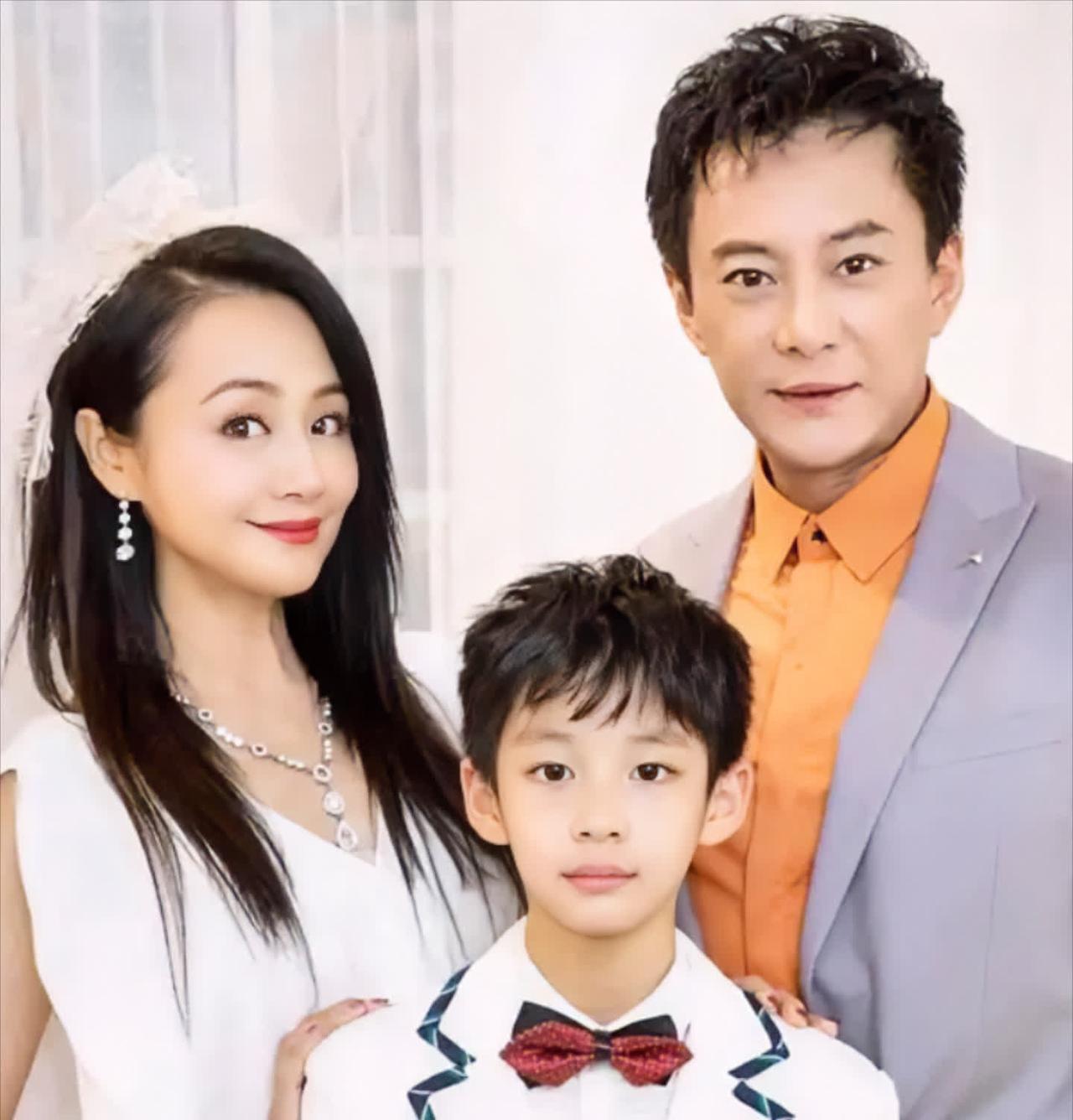 曹颖一家三口是娱乐圈低调而幸福的家庭代表。丈夫王斑是知名演员、国家一级演员，两人
