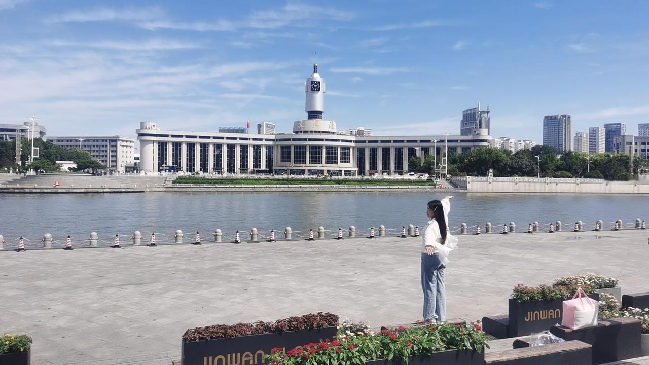 天津市政府重民意，这是一大善举，把丑到爆、违和感十足的护栏终于拆掉了，这件事也引