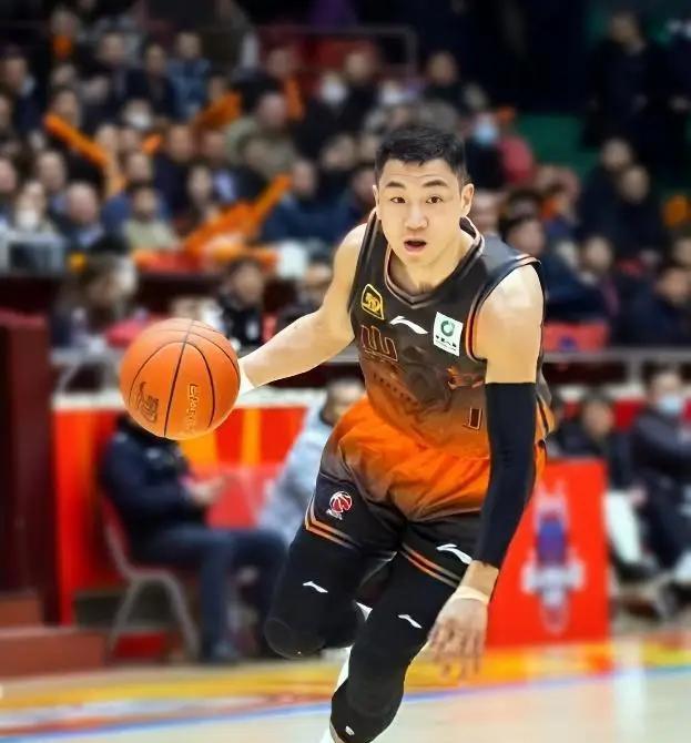 山东男篮出问题了？打北控就可以看清晰：1、赛季首个主场确实打得很狼狈，但是，是蓄