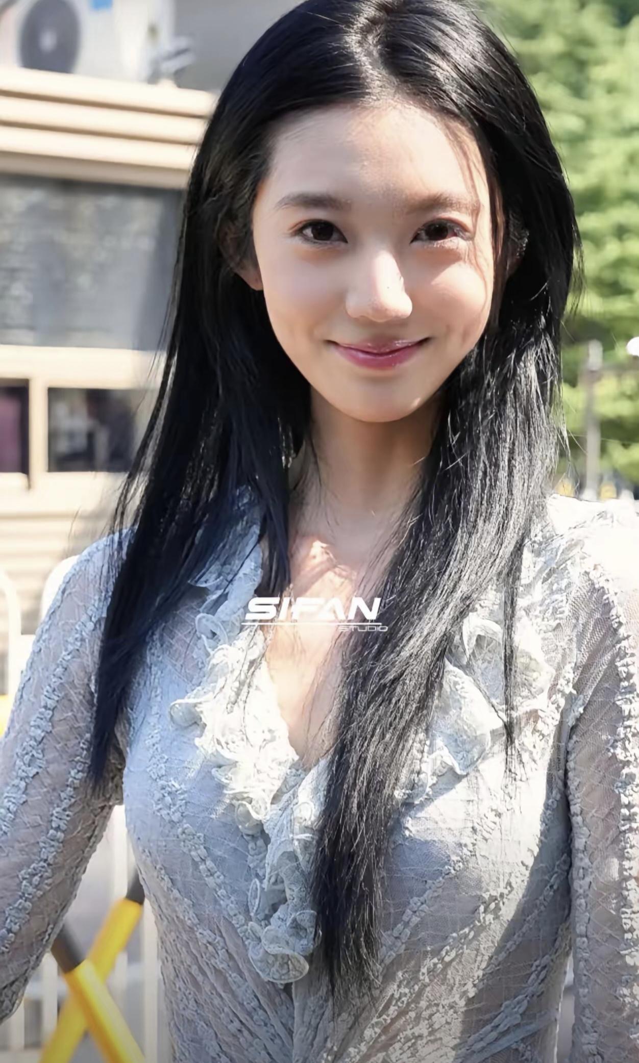 北电新生报道，校门口全是帅哥靓女。整体看下来，今年北电新生气质相当出众。大家都是