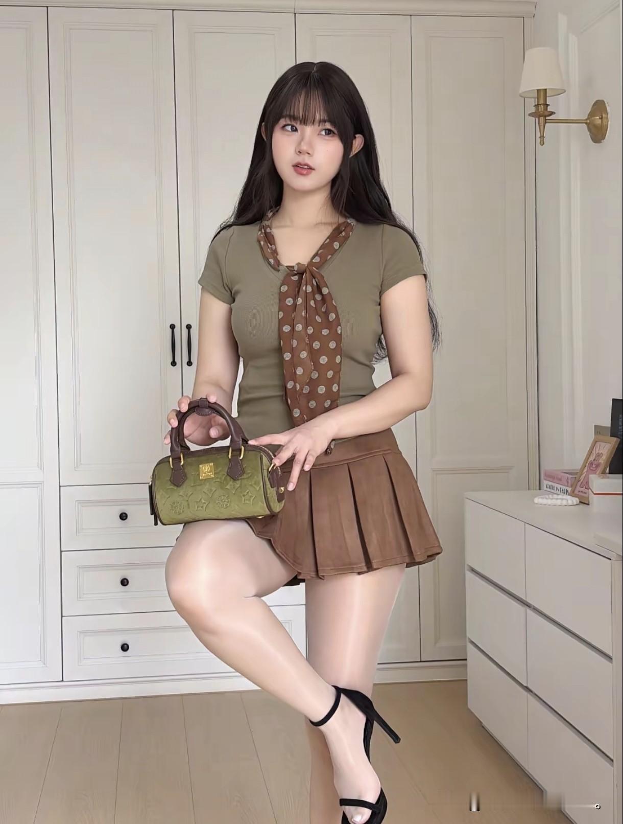 波点丝巾系出复古温柔，手提包点亮整体造型，今日份的精致女孩已上线，美得让人挪不开