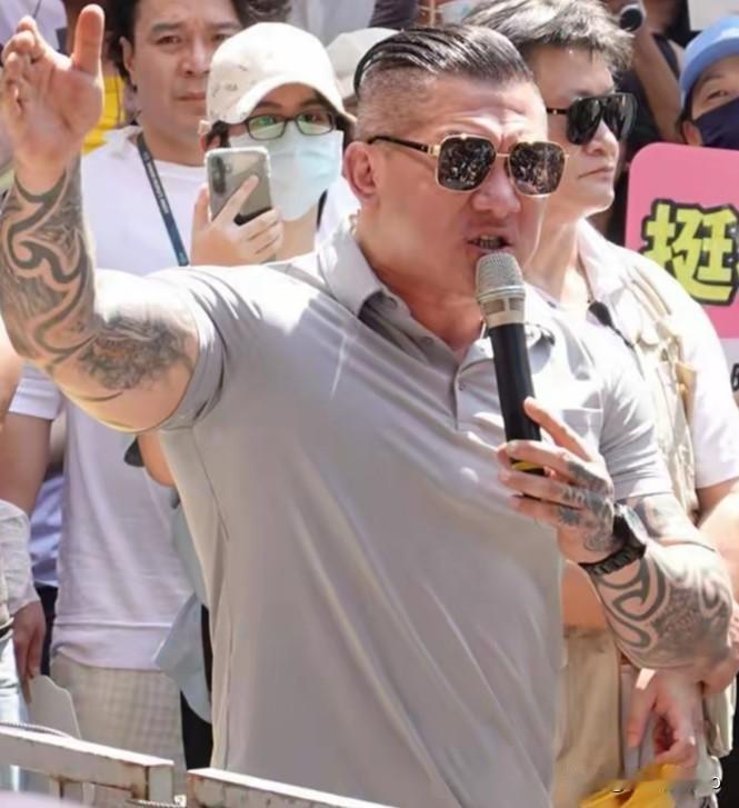 馆长大陆行：台湾年轻人，该挺直腰杆了！各位朋友，最近台湾网红馆长陈之汉的大