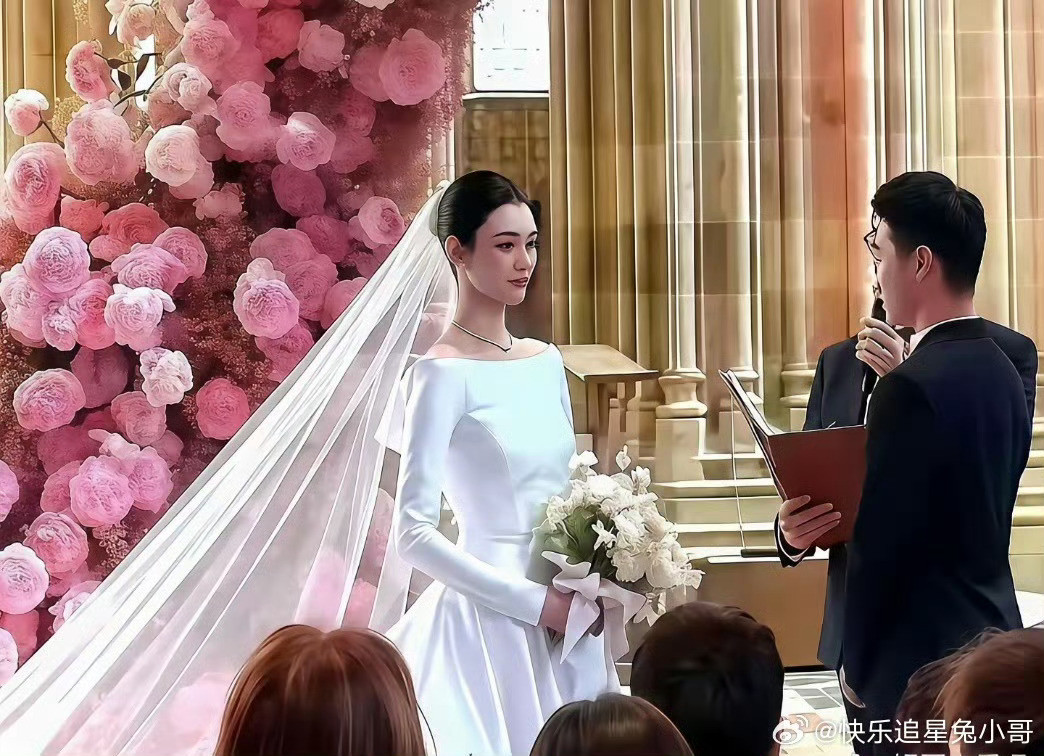 郭晶晶的婚礼高级多了，脖子和手背都涂了细闪粉，戴着钻戒拍照特别好看，这才是真正的