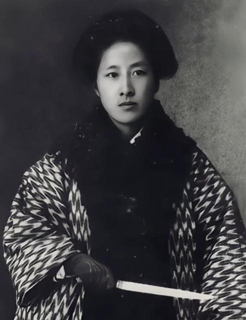 1907年，秋瑾临死前夕，山阴县令对秋瑾说：“我本欲救你一命，但我位卑言轻，无能