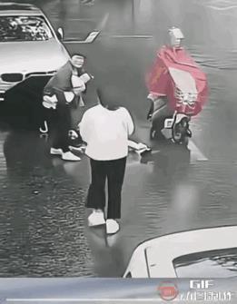 她还以为扶起来就没事了