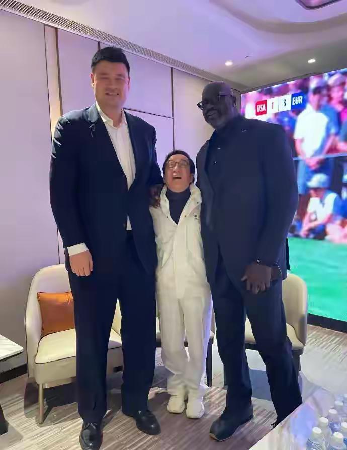 一张成龙和姚明、奥尼尔的合照流出，任你是国际巨星，在这些巨人面前，真的像个小丑一