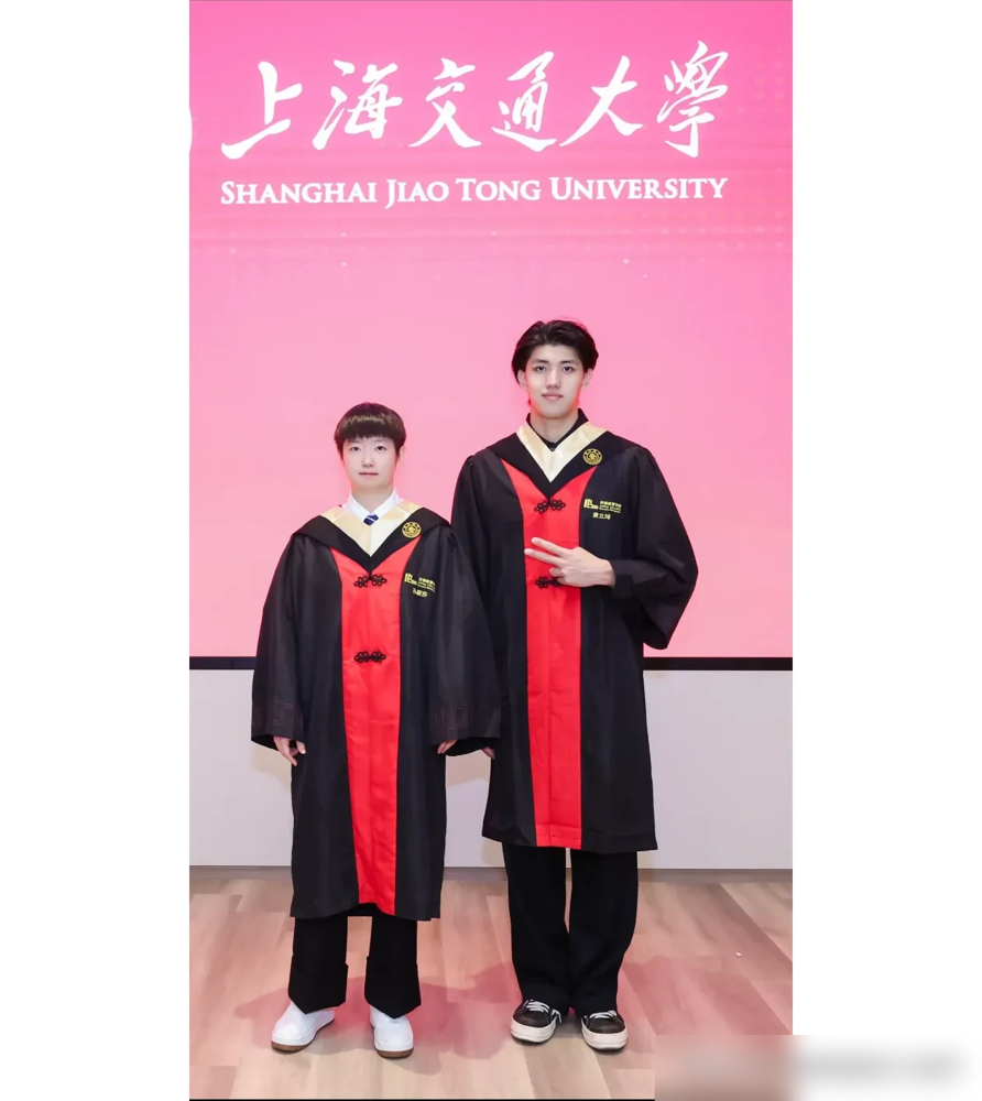 追星追到张雨霏主动搂她合影，汪顺见她就笑，这姑娘什么来头。翻了她账号，没撕逼没控评，拍的视频全是费立