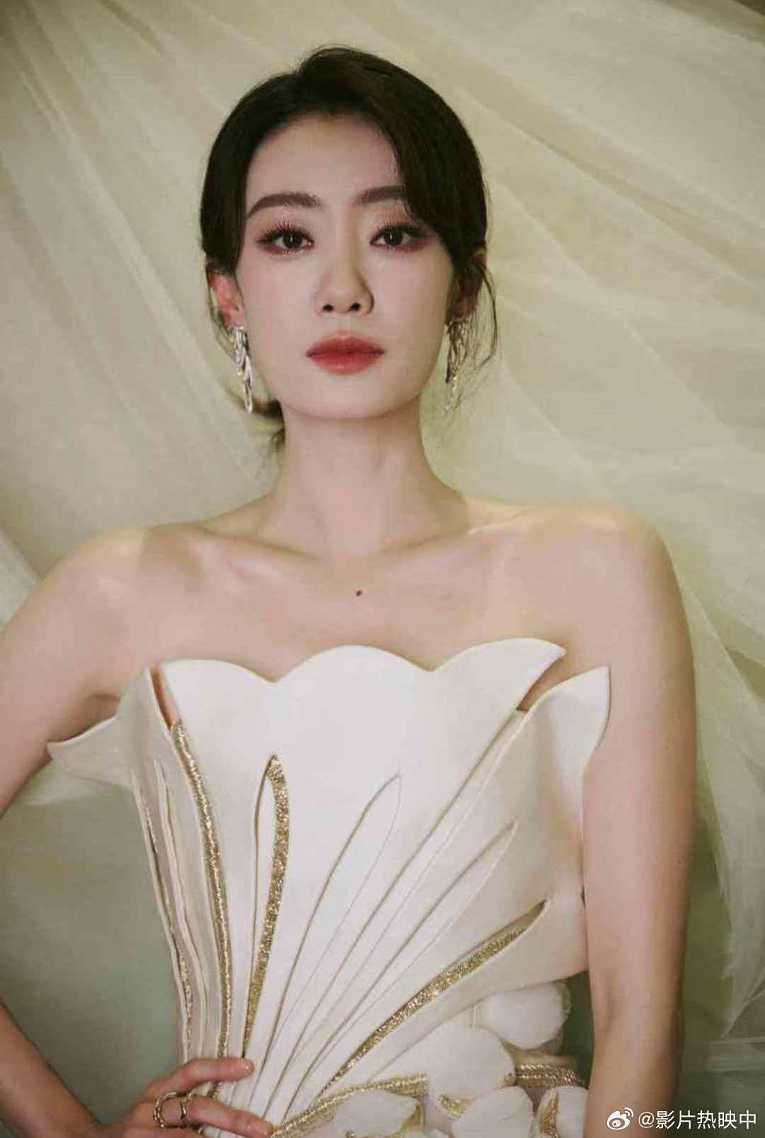 正午阳光新剧官宣女主张小斐我斐妈不出手则已，一出手就是大手笔！没想到这次和正午阳