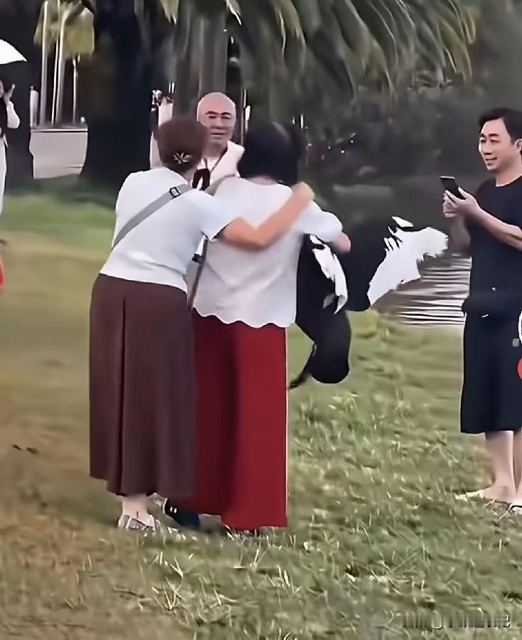 景区湖边这一幕，在网上吵翻了天。一位大妈为了拍打卡照片，直接上手死死抓住黑