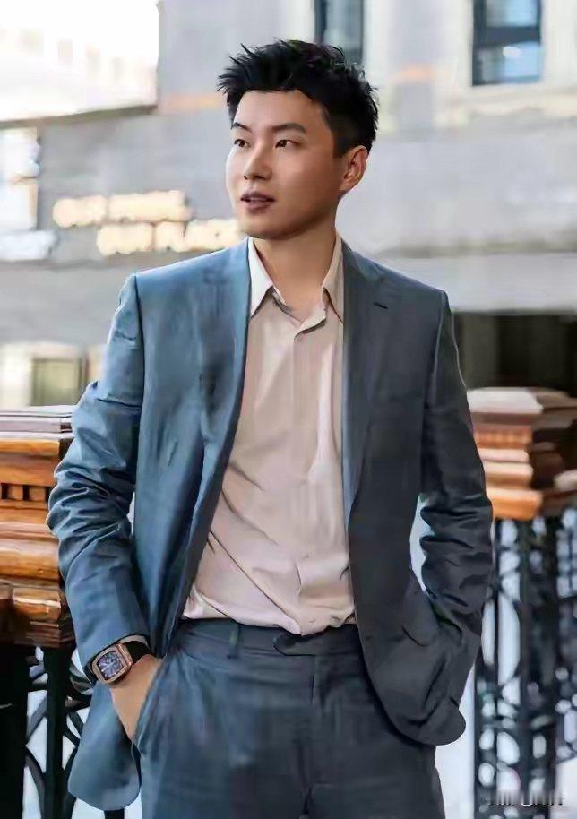 可以预测到这个赛季赵心童成绩会一般因为自从夺得世界赛冠军后他连续接到商业合作帅气