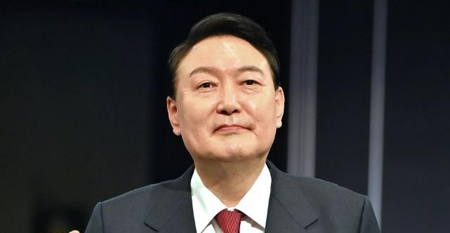 尹锡悦睡不着了目前韩国大选的局势对尹锡悦十分不利，因为李在明的支持率已经达到了