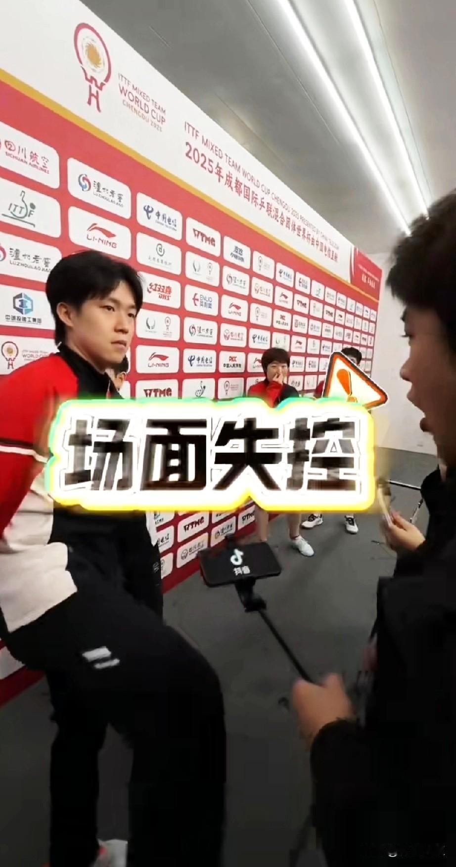 哈哈，王楚钦一看采访记者是曹魏，先踹一脚！曹魏问:王先生，请问这次比赛和以往