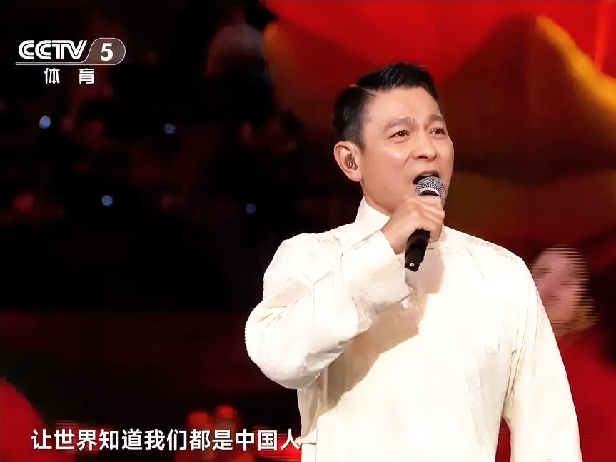 今晚的刘德华，已经不是明星的气质，有一种老艺术家的感觉了。这首大气磅礴的《中国