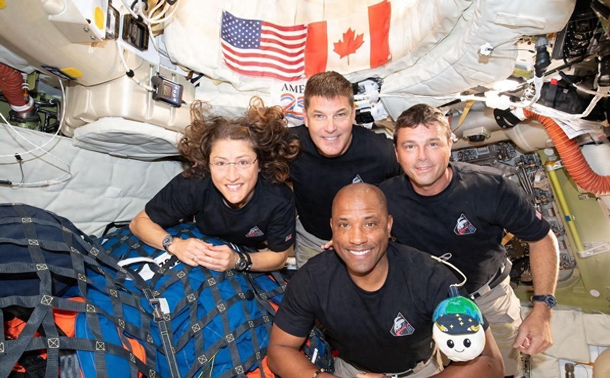 别急，别以为今天就能看到美国航天员在海上降落！美国说4月10号在太平洋溅落，但这