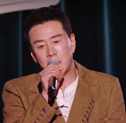 这会儿开心的应该是庾澄庆因为杨坤在家里练歌几个月，开口《母亲的河》就跑调了，作