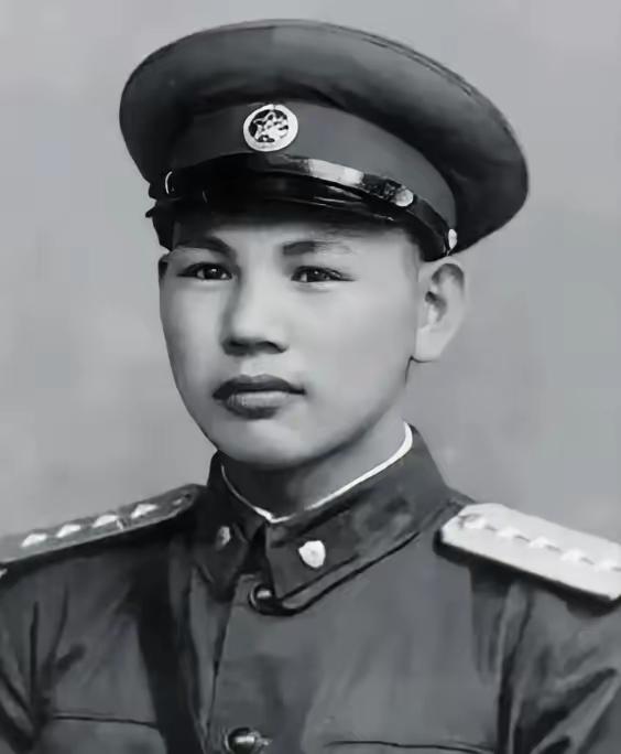 1945年，八路军在公路上伏击日军，排长见日军人数太多，就下令撤退，谁知一个小战